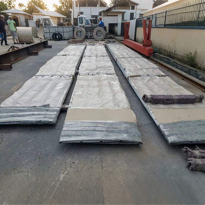 Kaj so barvne jeklene plošče in zakaj prevladujejo v sodobnih strešnih sistemih