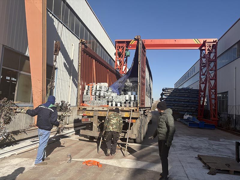 Qingdao Liweiyuan Steel Structure pošilja prašičje farme po meri narejene jeklene konstrukcije v Urugvaj