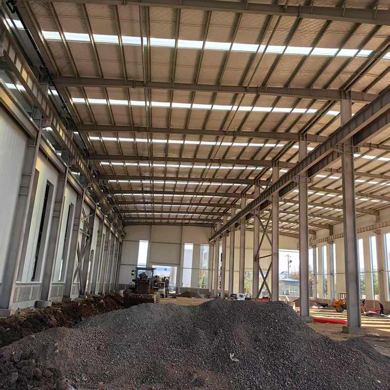 Kaj je nadstrešek za avtomobile z jekleno konstrukcijo in zakaj je boljši od tradicionalnih nadstreškov