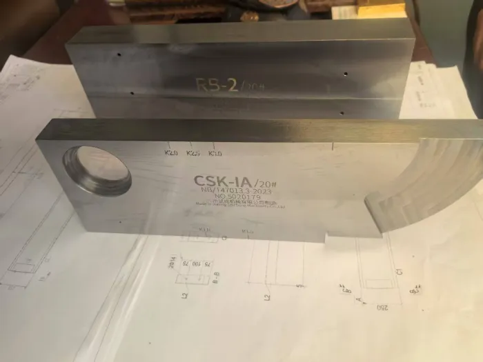 Usposabljanje za delovanje novo kupljenega ultrazvočnega detektorja napak v Qingdao Liweiyuan Steel Structure.